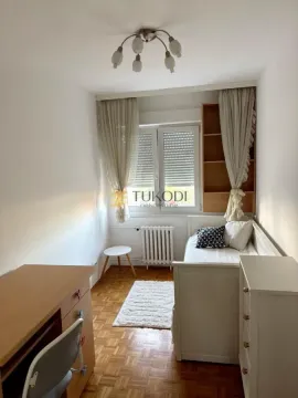 Dečja soba sa krevetom, radnim stolom i prozorom. - image 15