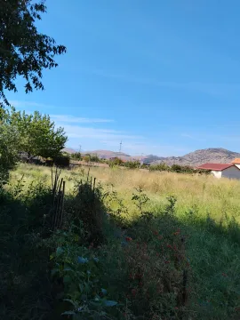 Pogled na zeleno dvorište i okolni pejzaž sa brdima u pozadini. - image 2