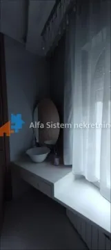 Kupatilo sa umivaonikom i ogledalom pored prozora. - image 44