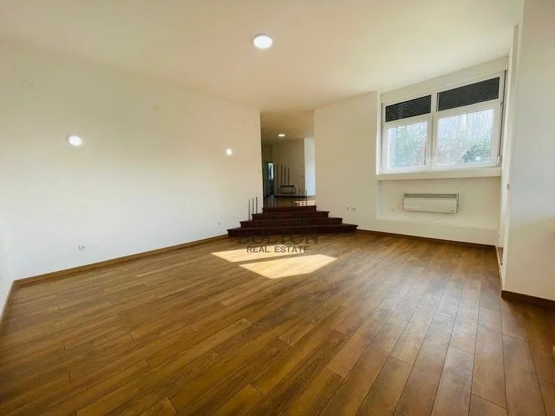 Prodaja, četvorosoban stan, 195m², Centar, Požarevac