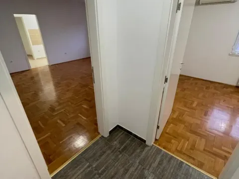 Izdavanje, dvosoban stan, 50m², Centar, Novi Sad - image 6