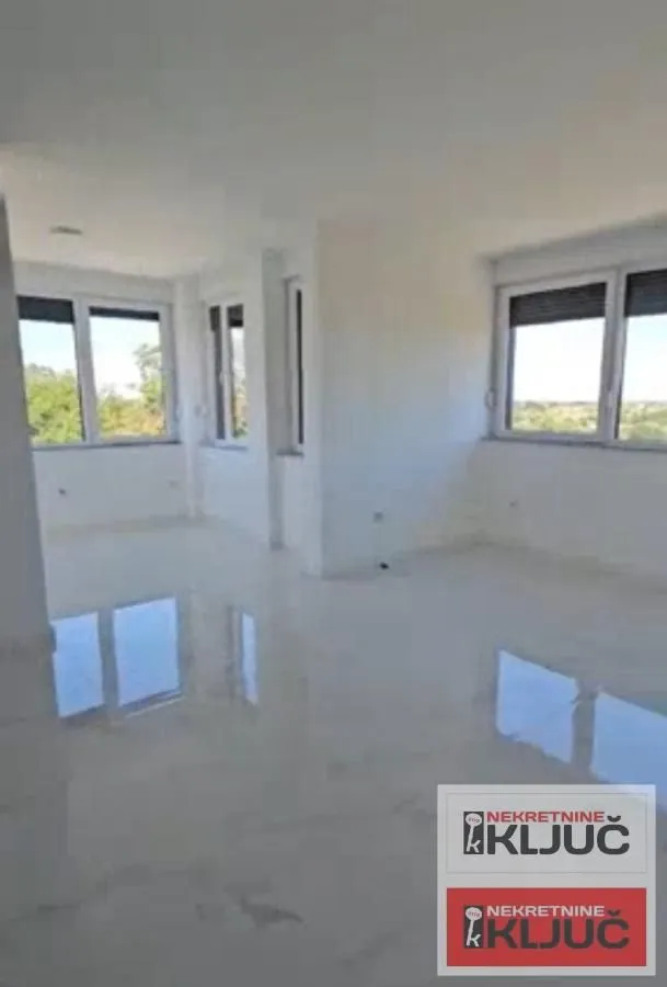 Prodaja, četvorosoban stan, 200m², Sremska Kamenica, Petrovaradin