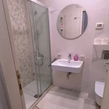 Moderno opremljeno kupatilo sa tuš kabinom i umivaonikom. - image 7