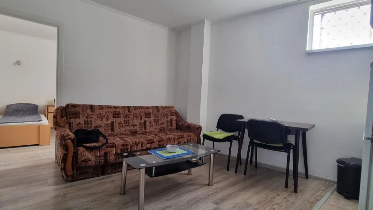 Dnevni boravak sa trosedom, stočićem i trpezarijskim stolom sa stolicama.