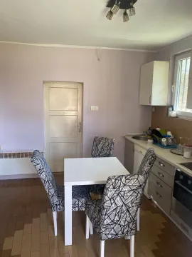 Jednostavna kuhinja i trpezarija sa bijelim stolom i četiri stolice. - image 4
