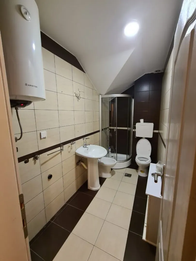 Funkcionalno kupatilo sa tuš kabinom, bideom i bojlerom.