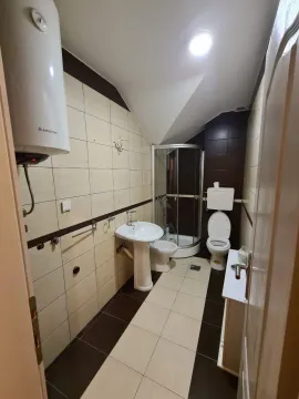 Funkcionalno kupatilo sa tuš kabinom, bideom i bojlerom. - image 12