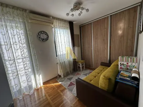 Manja spavaća soba sa krevetom, velikim plakarom i prozorom sa zavesama. - image 10