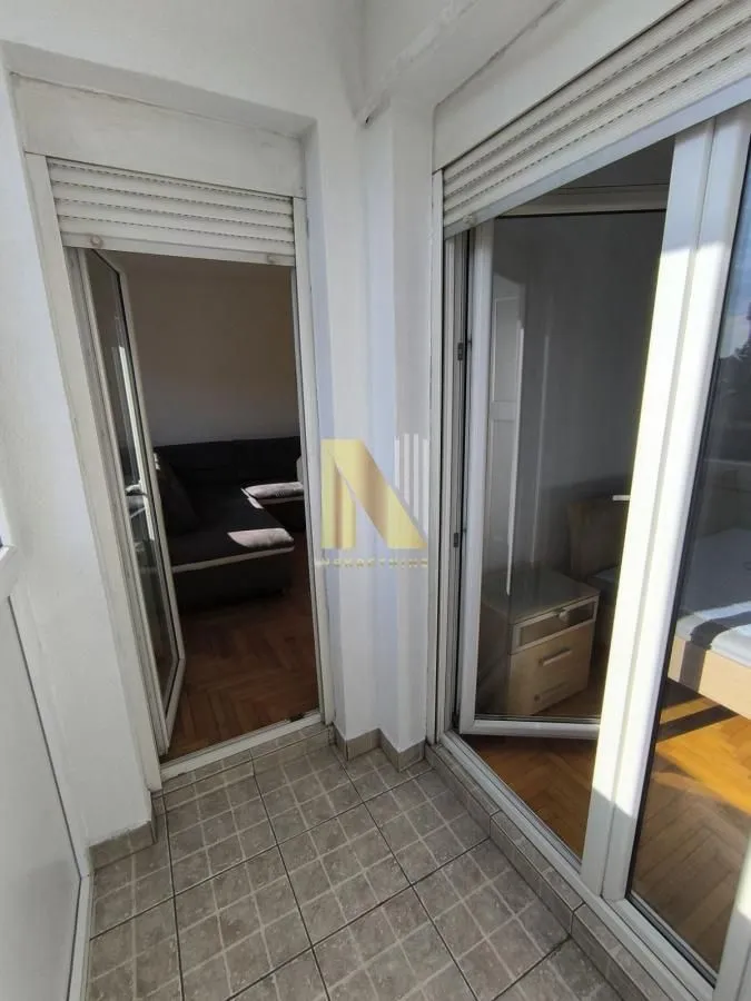 Manji popločani balkon sa izlazom u unutrašnje prostorije.