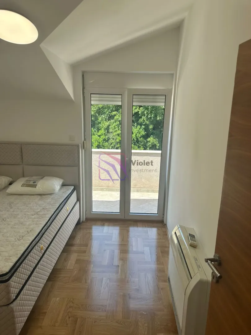 Bedroom with a double bed and access to the terrace.
