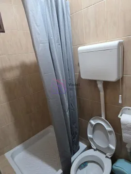Manje kupatilo sa tuš kabinom i WC šoljom. - image 6
