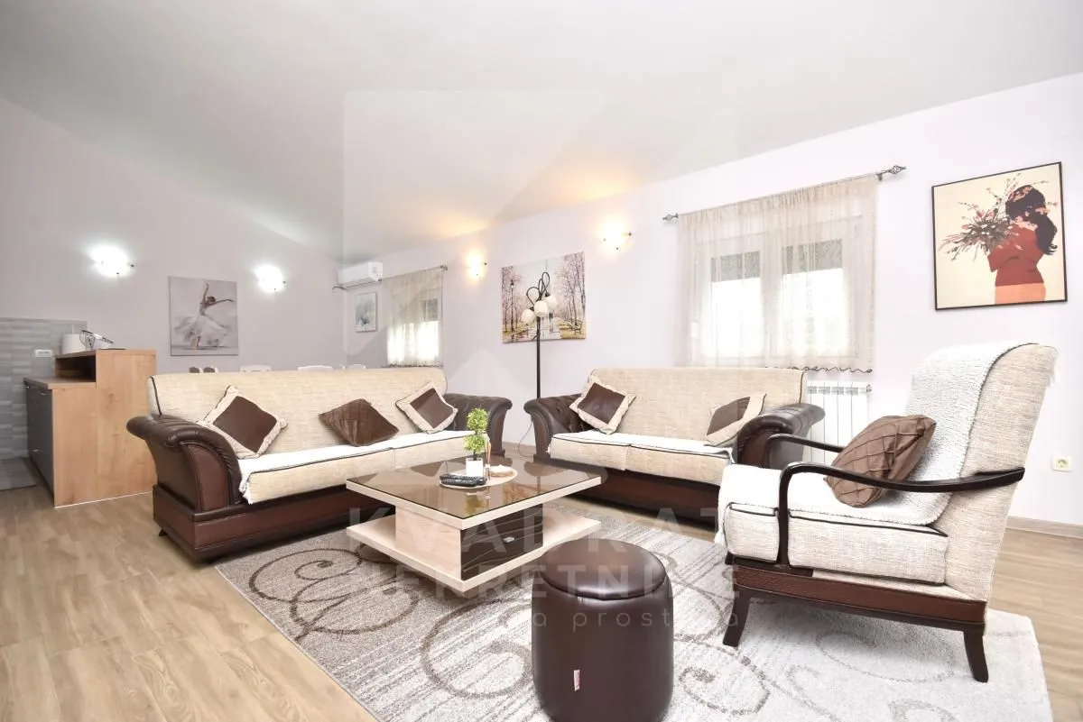 Izdavanje, dvosoban stan, 84m², Zagorič, Podgorica