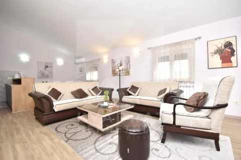 Izdavanje, dvosoban stan, 84m², Zagorič, Podgorica - image 3