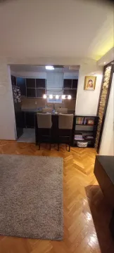 Dnevna soba sa pogledom na kuhinju i šank. - image 4