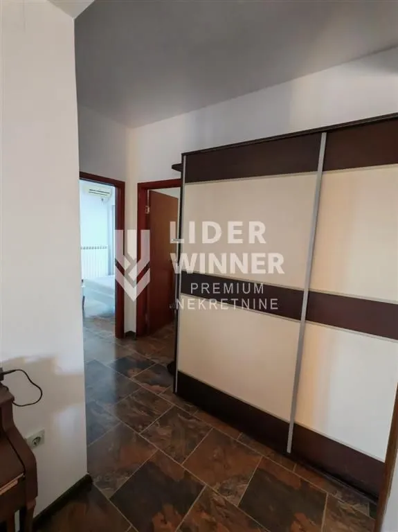 Izdavanje, četvorosoban stan, 120m², Petlovo Brdo, Beograd