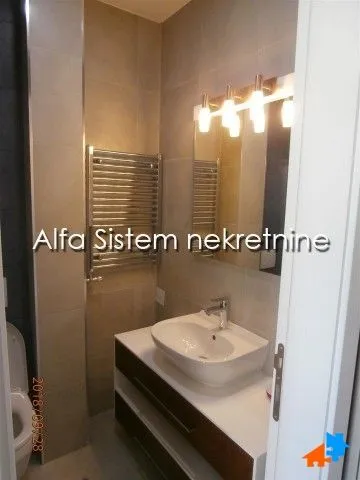 Modernly equipped bathroom with a washbasin and a mirror.