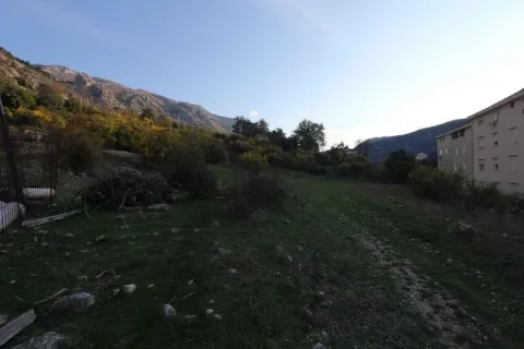 Zeleni plac pored stambene zgrade sa pogledom na brda. - image 12
