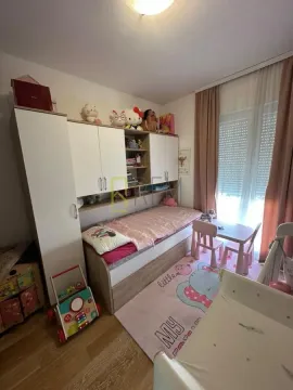 Dječija soba sa krevetom, garderoberom i radnim stolom. - image 10