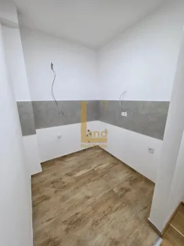 Nekoršćena kuhinja u novogradnji sa pločicama i pripremljenim priključcima. - image 6