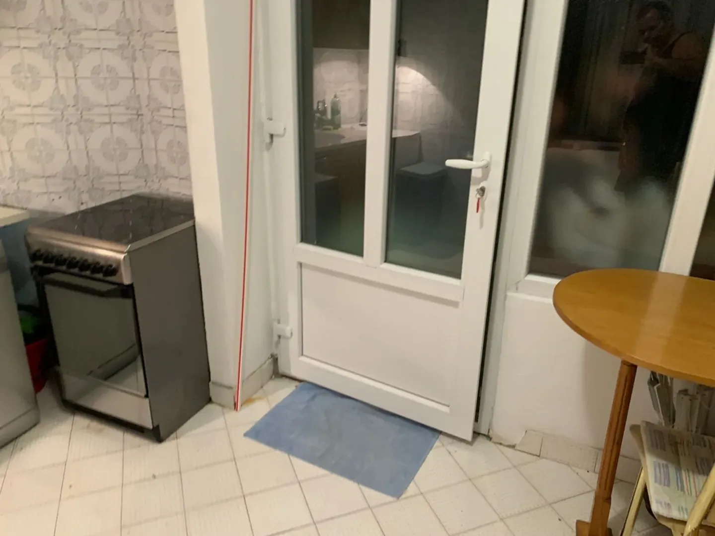 Manja kuhinja sa štednjakom i vratima koja vode spolja.