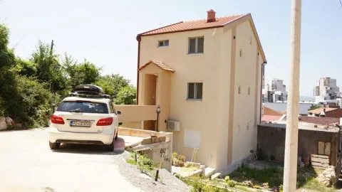Izdavanje, dvosoban stan, 75m², Blok 5, Podgorica - image 2