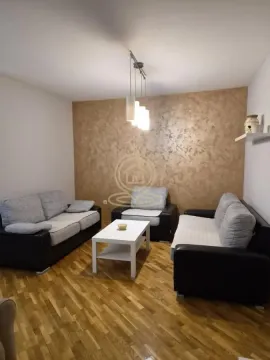 Dnevna soba sa garniturom za sedenje i stočićem. - image 9