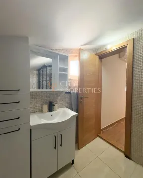 Manje kupatilo sa umivaonikom, ogledalom i bijelim ormarićem. - image 5