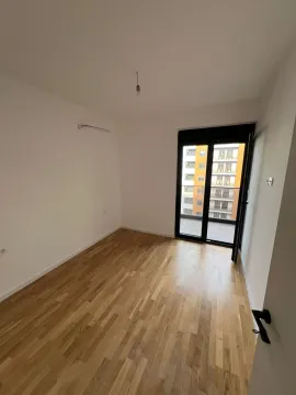 Prazna soba sa parketom i izlazom na terasu. - image 5