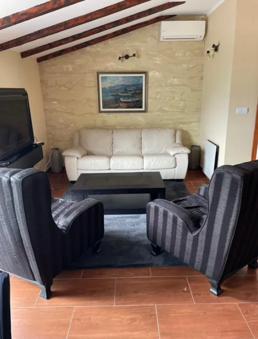 Izdavanje, dvosoban stan, 75m², Škaljari, Kotor