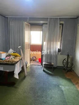 Pogled iz prostorije prema balkonu sa otvorenim vratima i prozorom. - image 5