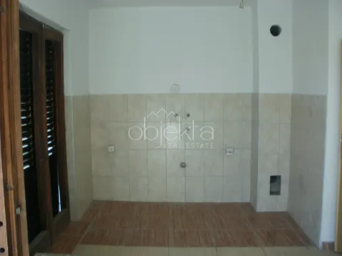 Prazan prostor predviđen za kuhinju sa keramičkim pločicama i izvedenim instalacijama. - image 6