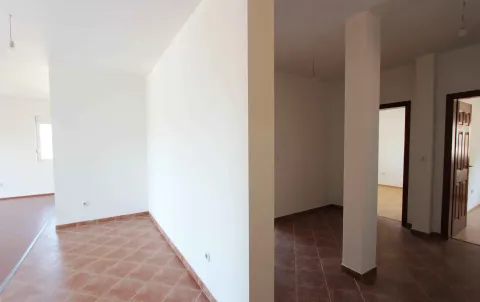 Prazan unutrašnji prostor sa bijelim zidovima i pločicama na podu. - image 7