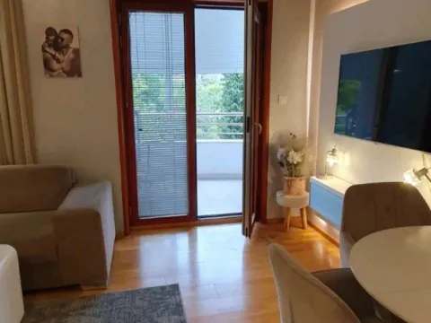 Izdavanje, dvosoban stan, 64m², Pobrežje, Podgorica - image 4