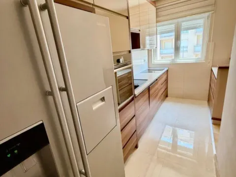 Izdavanje, trosoban stan, 100m², City Kvart, Podgorica - image 9