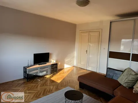 Rent, two bedroom apartment, 76m², Južni Bulevar, Vračar Sve Podlokacije - image 3
