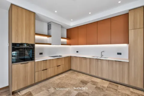Moderna kuhinja sa drvenim elementima i ugradnim aparatima. - image 12