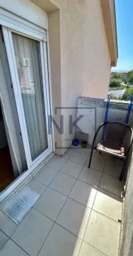 Manji popločani balkon sa stolicom i balkonskim vratima. - image 10