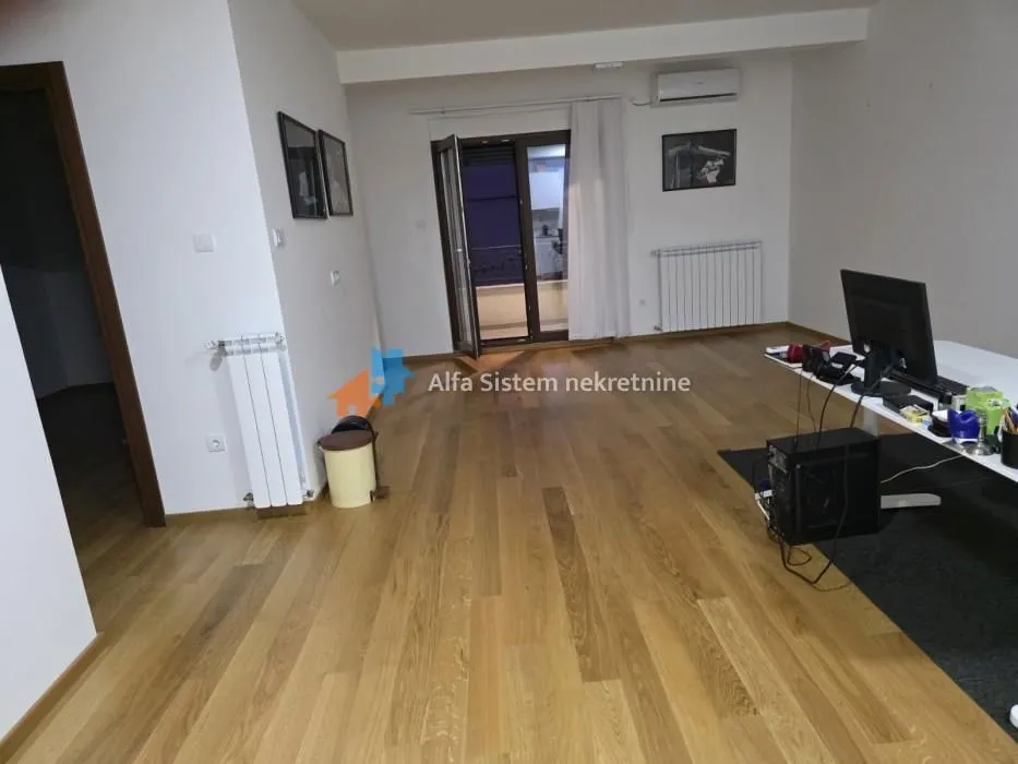 Izdavanje, trosoban stan, 70m², Čubura, Beograd