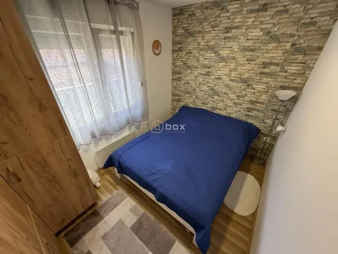 Nameštena spavaća soba sa bračnim krevetom, ormanom i prozorom. - image 15