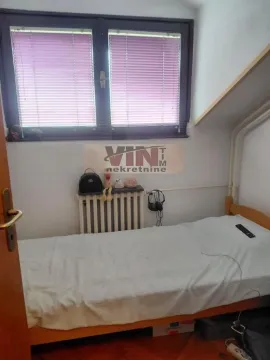 Smaller bedroom with a bed and a window. - image 6