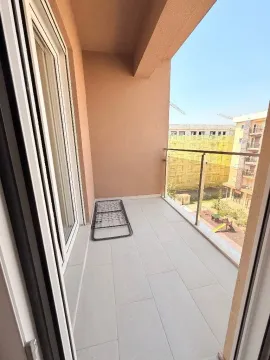 Prazan prostrani balkon sa pogledom na naselje. - image 8