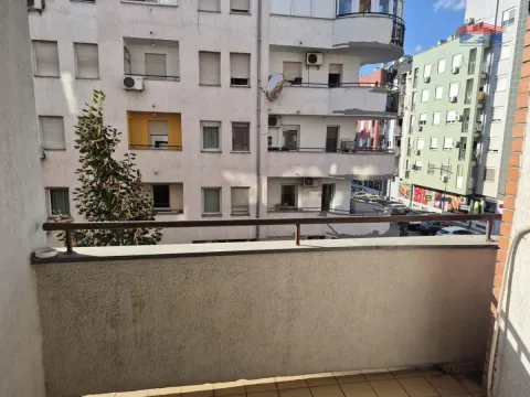 Pogled sa balkona na okolne stambene zgrade i ulicu. - image 11