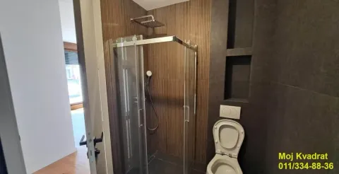 Moderno kupatilo sa tuš kabinom i ugradnom sanitarijom. - image 9