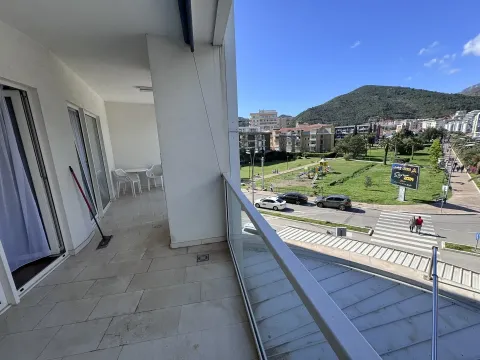 Balkon sa pogledom na grad i okolne planine. - image 11