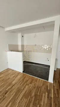 Nedovršeni kuhinjski prostor sa pločicama i drvenim podom u stanu. - image 10