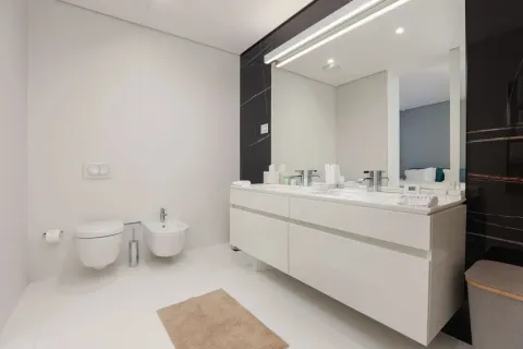 Moderne kupatilo sa bijelim umivaonikom, ogledalom i sanitarijama. - image 20