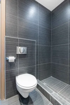 Savremeno opremljeno kupatilo sa tuš kabinom i ugradnom šoljom. - image 12