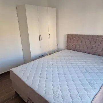 Nameštena spavaća soba sa bračnim krevetom i belim garderoberom. - image 3