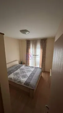 Spavaća soba sa bračnim krevetom, prozorom i zavjesama. - image 2