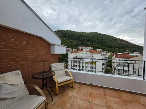 Namješten balkon sa garniturom za sjedenje i pogledom na brdo. - image 6